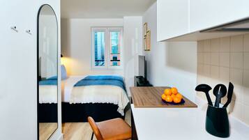 Estudio estándar | Escritorio, espacio para trabajar con laptop y insonorización