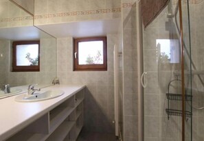 Bruser, hårtørrer, håndklæder, Toiletpapir