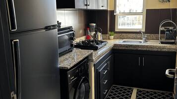 Kjøleskap, ovn, kokeplater og kaffetrakter/tekoker