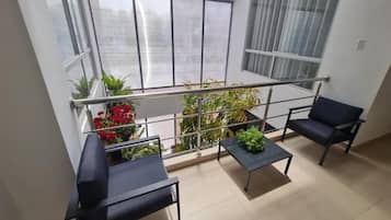Habitación básica | Área de sala de estar | Smart TV de 32 pulgadas con canales por cable y futbolito