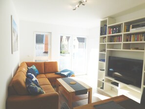 TV - Apartment "Hafenblick" up to 4 pers., 3-room apartment, balcony (Barth)