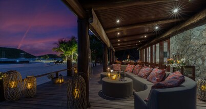 Mount Hartman Bay Estate-Beach House:Luxury 4 bedrooms with private beach & dock