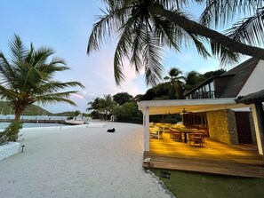 Outdoor dining - Mount Hartman Bay Estate-Beach House:Luxury 4 bedrooms with private beach & dock (Lance aux Epines)