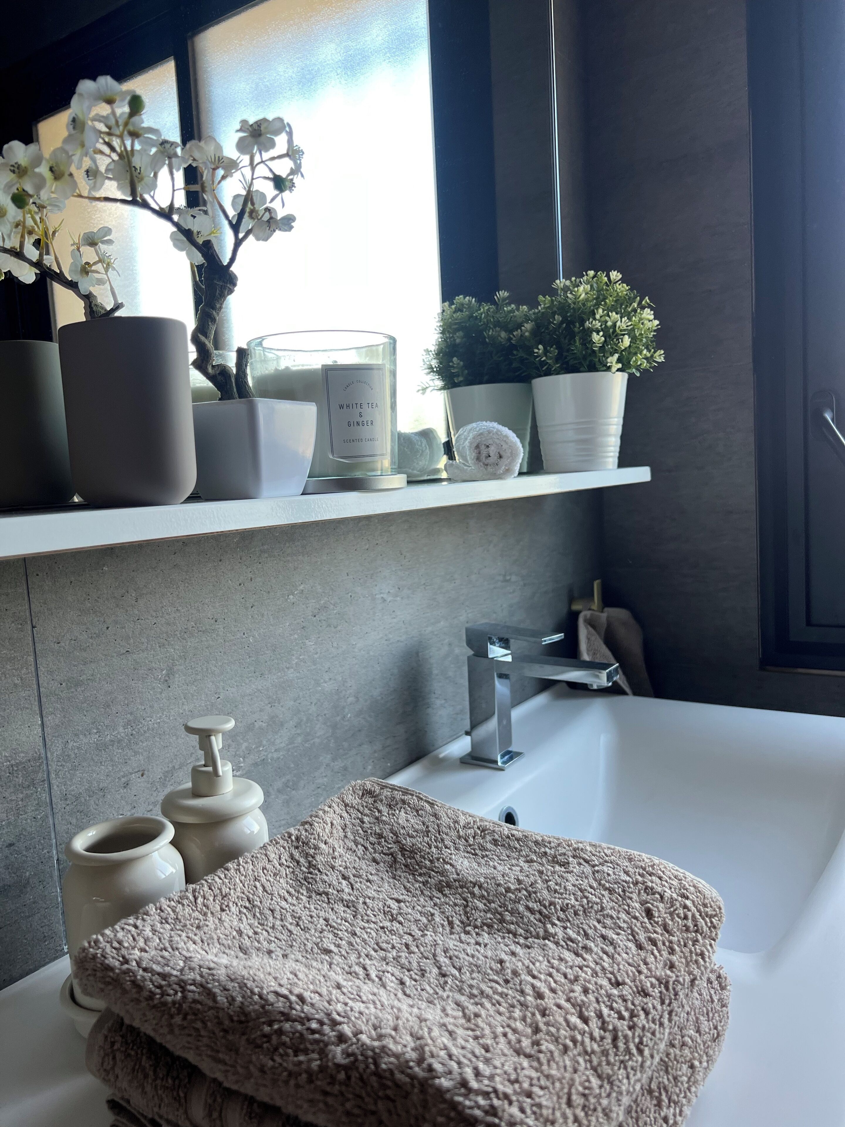 Sèche-cheveux, serviettes fournies, savon, shampoing