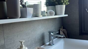 SĂšche-cheveux, serviettes fournies, savon, shampoing