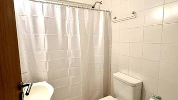 Toallas, jabón, shampoo, papel higiénico