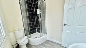 A bathroom with a shower, toilet, and sink. - LHR Studio 6 - Coventry (Coventry)