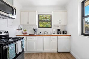 Kylskåp, mikrovågsugn, ugn och spishäll