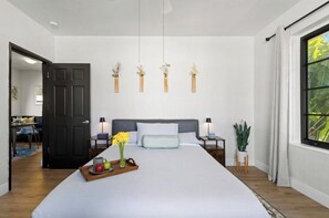 2 sovrum, skrivbord, strykjärn/strykbräda och resesäng