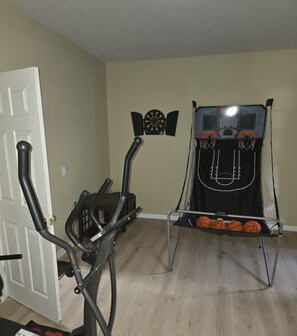 Fitness facility - Charming 3-bedroom house with fitness room, and jacuzzi andWiFi in Lorain (Lorain)