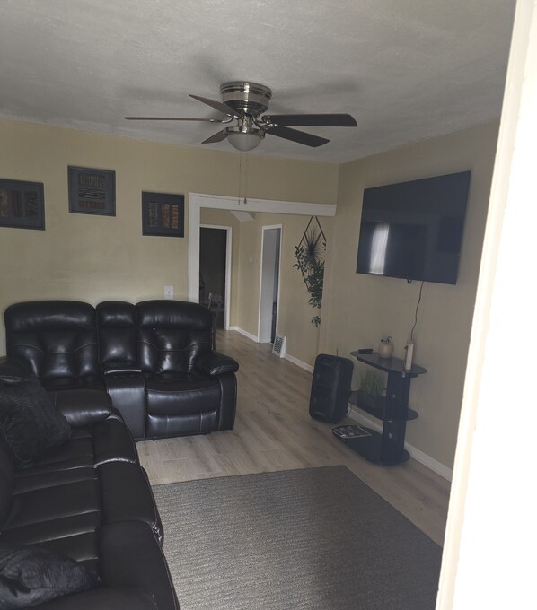 TV, fireplace - Charming 3-bedroom house with fitness room, and jacuzzi andWiFi in Lorain (Lorain)