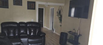 Charming 3-bedroom house with fitness room, and jacuzzi andWiFi in Lorain
