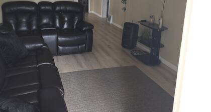 Charming 3-bedroom house with fitness room, and jacuzzi andWiFi in Lorain