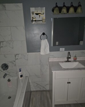 Jetted bath, hair dryer, towels, soap - Charming 3-bedroom house with fitness room, and jacuzzi andWiFi in Lorain (Lorain)