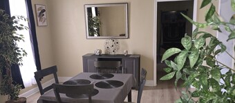 Charming 3-bedroom house with fitness room, and jacuzzi andWiFi in Lorain