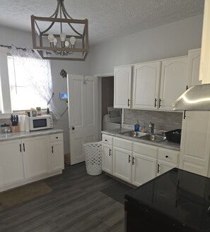 Een microgolfoven, een oven, een kookplaat