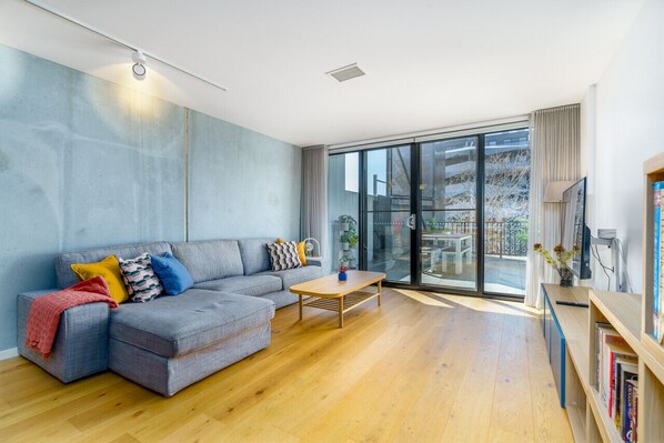 Smart TV, libros y oficina