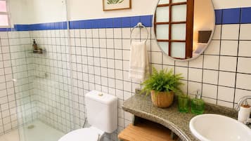 Serviettes fournies, savon, papier toilette