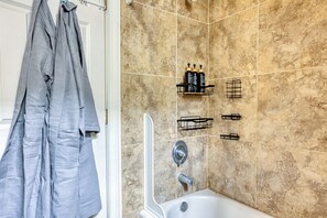 Séchoir à cheveux, serviettes fournies, savon, shampooing