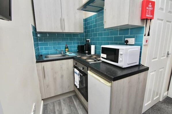 Fridge, microwave, oven, toaster - LHR Studio 7 - Coventry (Coventry)