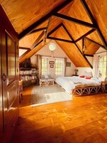 Suíte superior, sacada, vista para a montanha | Edredons de pluma, individualmente decorados, individualmente mobiliados