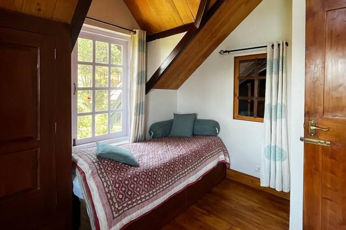 Standard Single Room | 2 bedrooms, down comforters, individually decorated