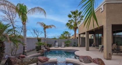 Heated pool & hot tub - backyard oasis - single level home