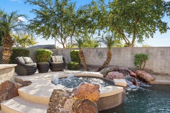 Alberca al aire libre y alberca climatizada