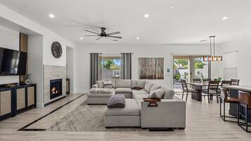 TV connectée, cheminée, livres, espaces bureaux