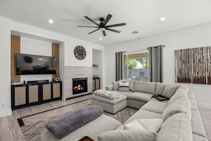 TV connectée, cheminée, livres, espaces bureaux