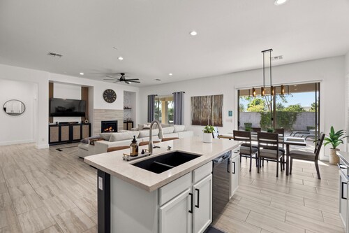 Heated pool & hot tub - backyard oasis - single level home 