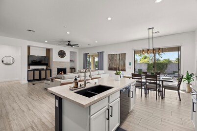 Heated pool & hot tub - backyard oasis - single level home 