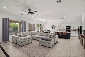 Smart TV, caminetto, libri, studio