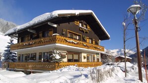 Unclassified image, 3 of 19, button - Wifi, 100m from ski slopes, 1st floor, balcony, parking, ski locker, 32m², Les Gets (Les Gets)