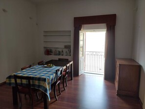 Dining - Spacious flat with private terrace in Birgu 1min away from the boats to Valleta (Birgu)