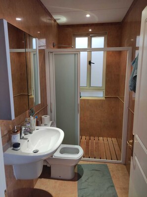 Regadera, toallas, papel de baño 