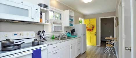 Microondas, horno y placa de cocina