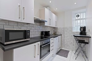 Apartment | Private kitchen - Cozy Apt Step Away Hyde Park and Oxford Street (London)