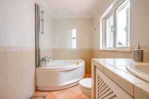 Douche, sèche-cheveux, bidet, serviettes fournies