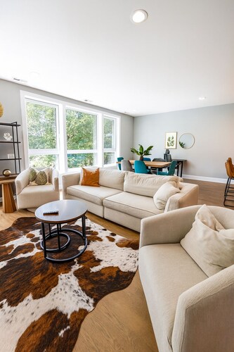 The Suite Spot • Eclectic • Modern • Central • Sleeps 6