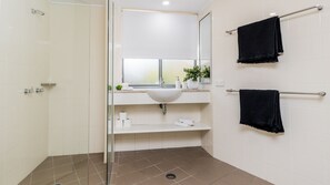 Shower, jetted bath - Pavillions 400 beachfront premium 3 bedroom fully air-conditioned apartment in the Pavil (Agnes Water)