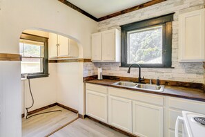 Fridge, stovetop, coffee/tea maker, cookware/dishes/utensils - Williamson Cottage ~ 2 Mi to Town + Trails! (Williamson)