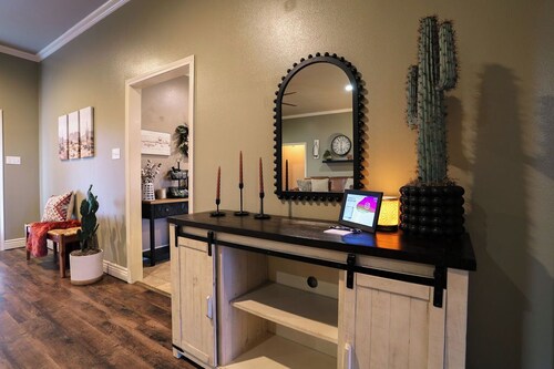 Poolside SW Vista Escape 6 Bedroom Just 20 Minutes to Tech