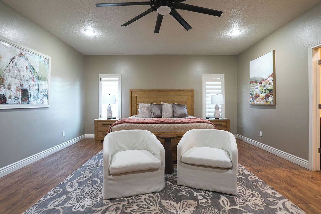 6 bedrooms, desk, iron/ironing board, travel crib