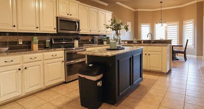 Poolside SW Vista Escape 6 Bedroom Just 20 Minutes to Tech