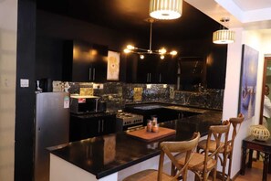 华丽公寓, 城市景观 | 私人厨房 | 微波炉、厨具/餐具、餐桌