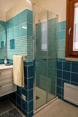 Shower, hair dryer, bidet, towels - Villa S’Olioni ❤️: Jacuzzi, Panoramic Terrace & the Sea Just 10 Minutes Away (Loceri)