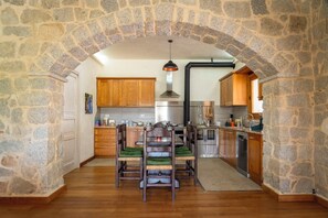 Jääkaappi, uuni, astianpesukone, keittoastiat/astiat/ruokailuvälineet