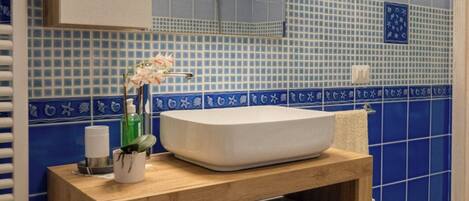 Dusche, Haartrockner, Bidet, Handtücher