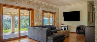 Villa S’Olioni ❤️: Jacuzzi, Panoramic Terrace & the Sea Just 10 Minutes Away